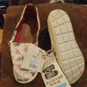 Tom's girls shoes size 2 new with tags